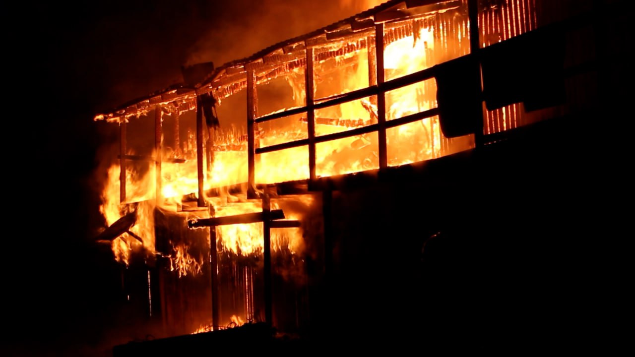 На пожаре в Петрозаводске погиб человек