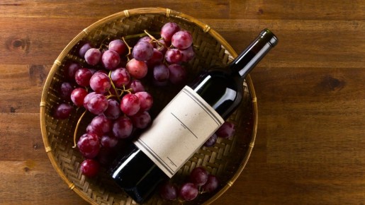 Красное вино на празднике: как защитить зубы от потемнения?