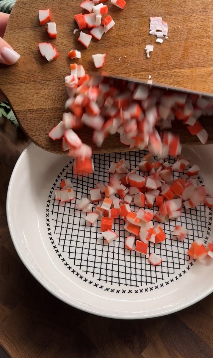 Крабовый салат с легкой заправкой