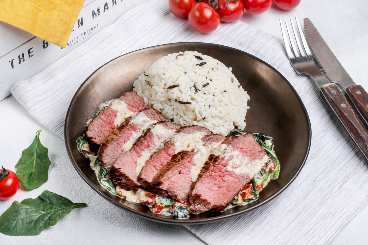 Вкусный ростбиф с рисом под томатно-шпинатным соусом