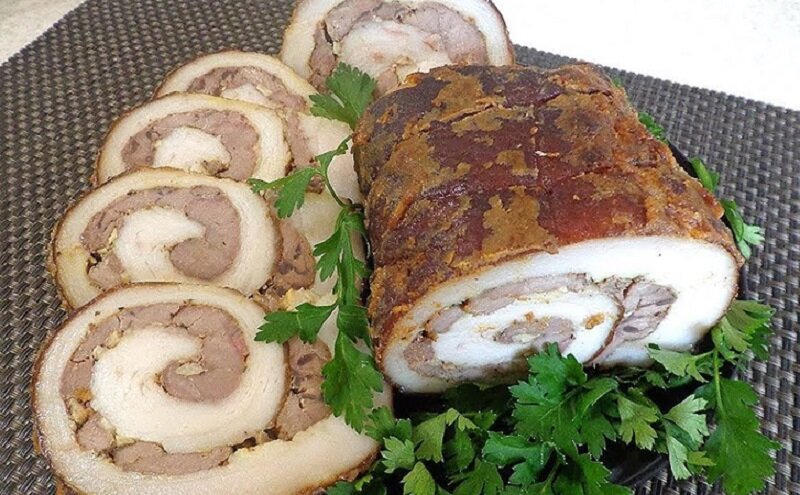 Необычный рулет из сала: простота и вкус в каждой нарезке