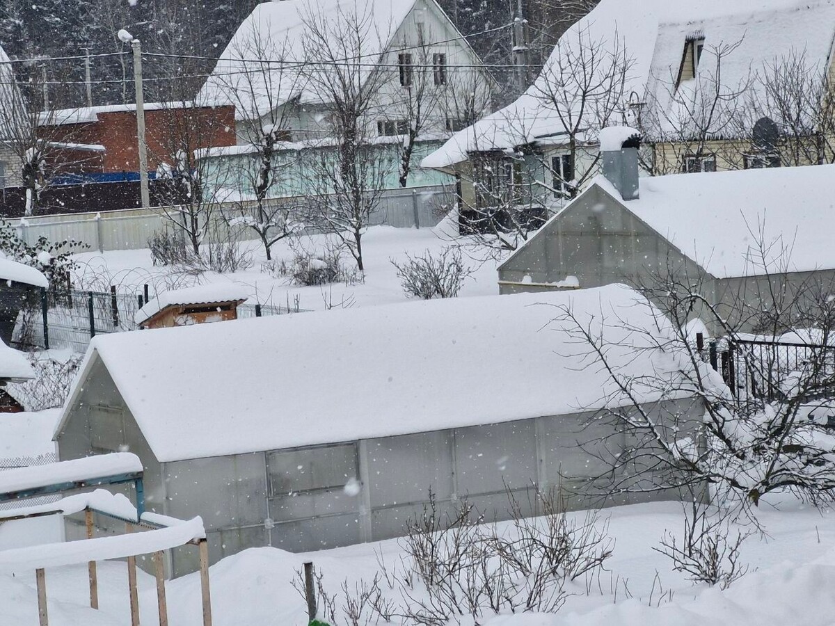 Как не допустить разрушение теплицы: советы по укреплению от снега