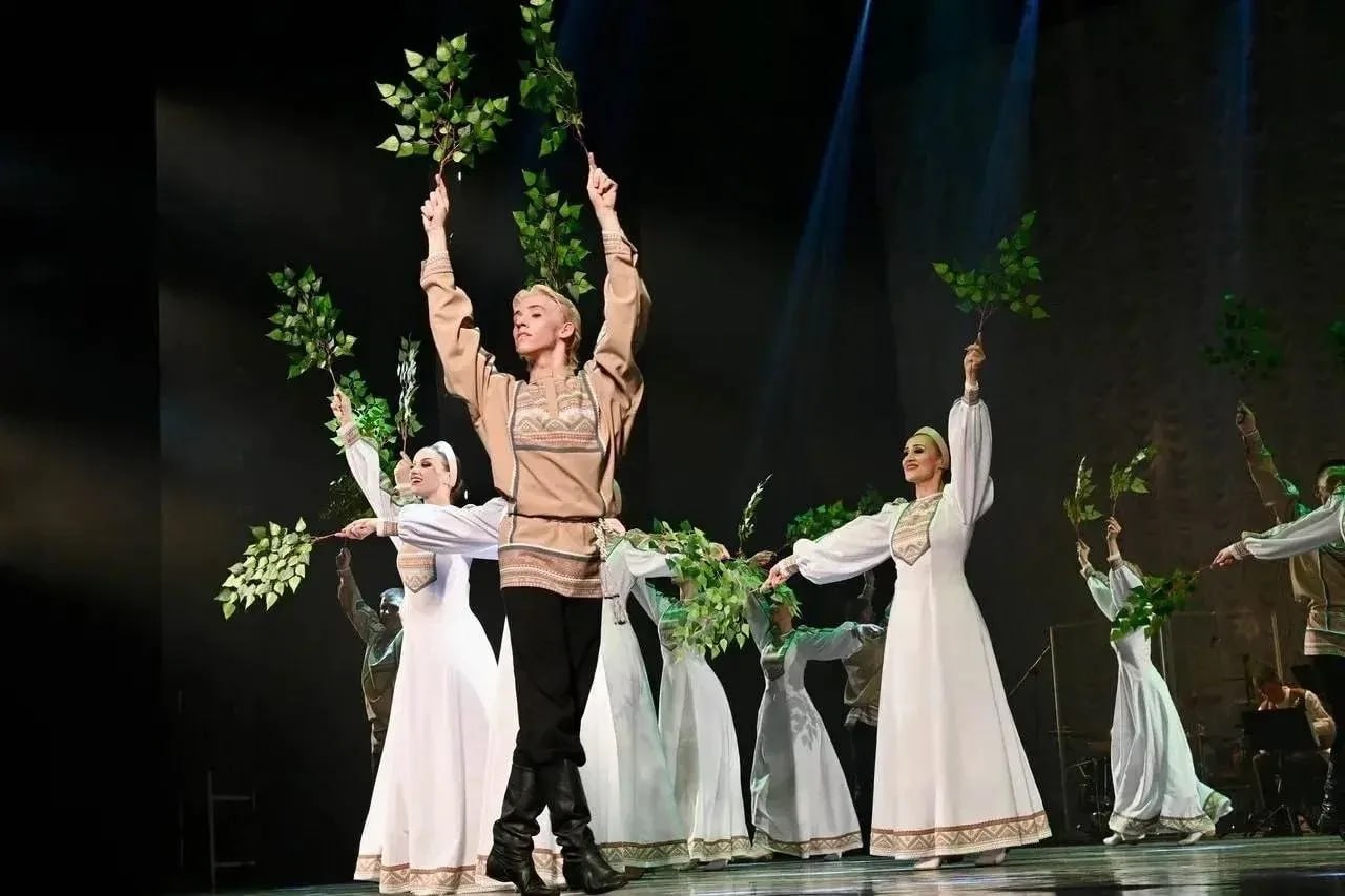 Артур Парфенчиков: Вручил орден «Сампо» коллективу Национального ансамбля песни и танца «Кантеле» Артур Парфенчиков: Вручил орден «Сампо» коллективу Национального ансамбля песни и танца «Кантеле»