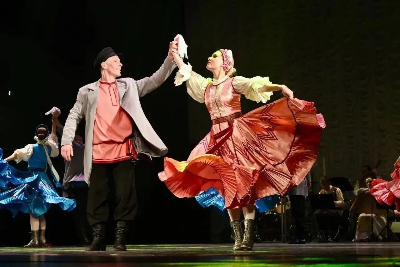 Артур Парфенчиков: Вручил орден «Сампо» коллективу Национального ансамбля песни и танца «Кантеле» Артур Парфенчиков: Вручил орден «Сампо» коллективу Национального ансамбля песни и танца «Кантеле»