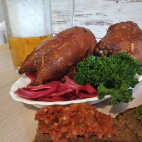 Свиные ножки в медово-томатном соусе: простое, но изысканное блюдо для любого стола