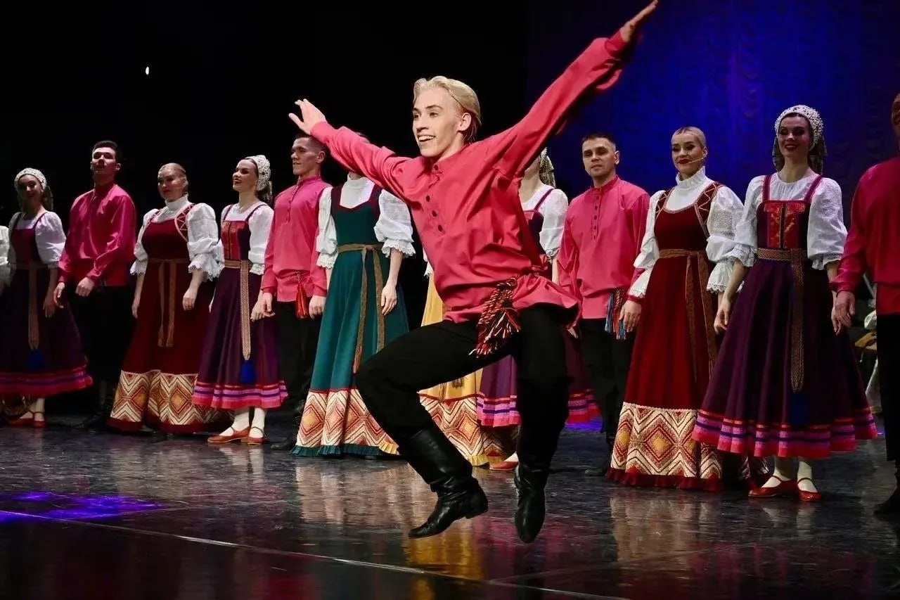 Артур Парфенчиков: Вручил орден «Сампо» коллективу Национального ансамбля песни и танца «Кантеле» Артур Парфенчиков: Вручил орден «Сампо» коллективу Национального ансамбля песни и танца «Кантеле»