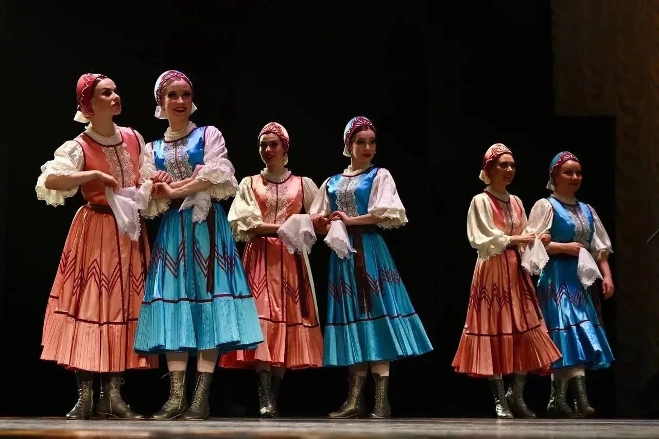 Артур Парфенчиков: Вручил орден «Сампо» коллективу Национального ансамбля песни и танца «Кантеле» Артур Парфенчиков: Вручил орден «Сампо» коллективу Национального ансамбля песни и танца «Кантеле»