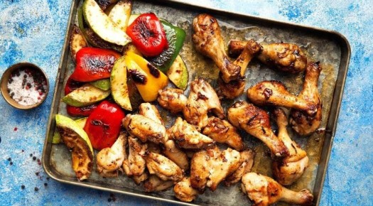 Необычное ассорти куриных ножек и крылышек с овощами для вашей кухни