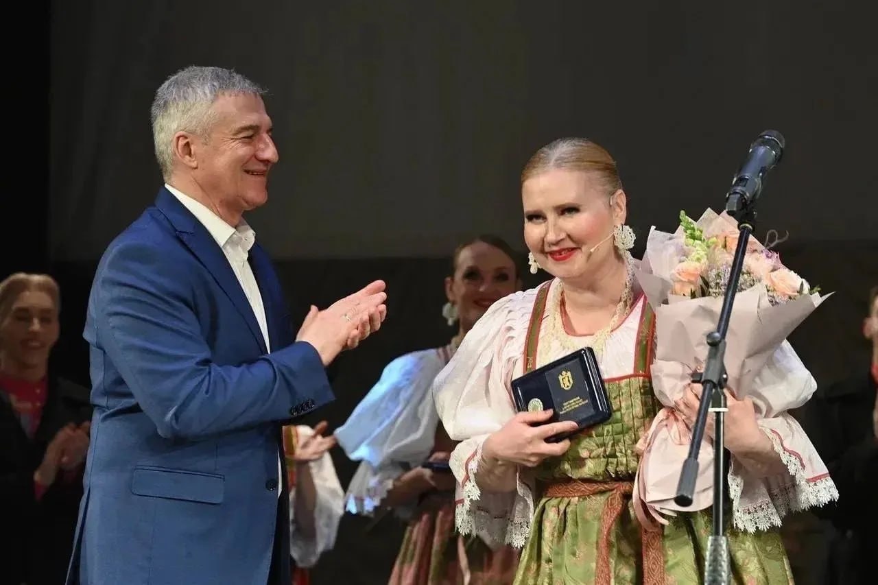 Артур Парфенчиков: Вручил орден «Сампо» коллективу Национального ансамбля песни и танца «Кантеле» Артур Парфенчиков: Вручил орден «Сампо» коллективу Национального ансамбля песни и танца «Кантеле»