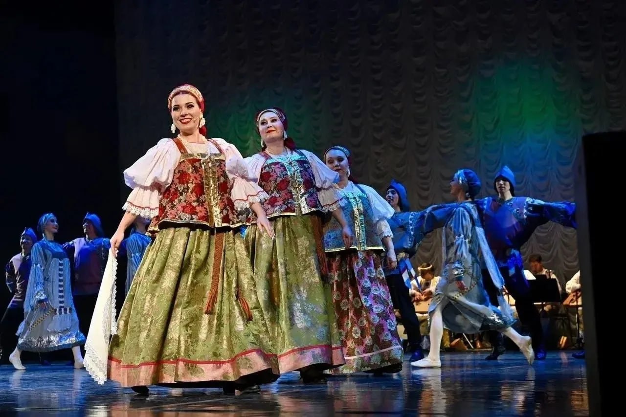 Артур Парфенчиков: Вручил орден «Сампо» коллективу Национального ансамбля песни и танца «Кантеле» Артур Парфенчиков: Вручил орден «Сампо» коллективу Национального ансамбля песни и танца «Кантеле»