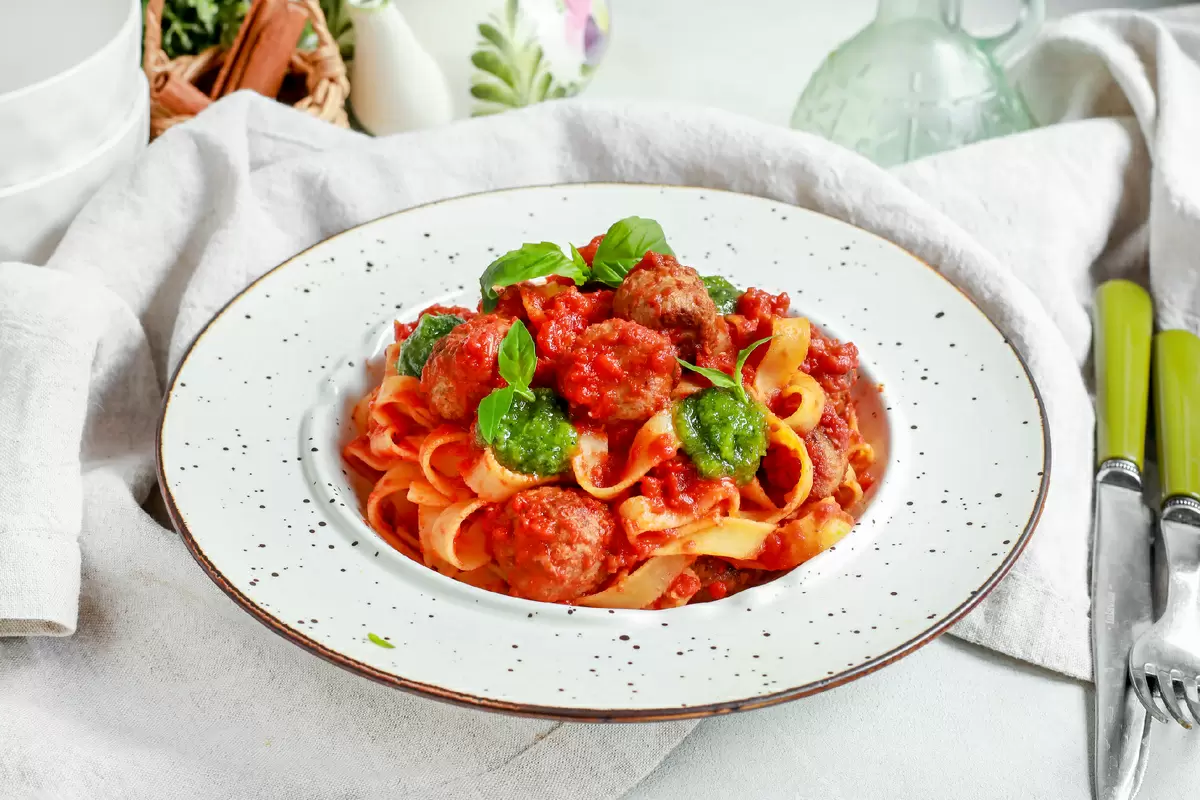 Вкусное путешествие: веджи фрикадельки с томатным соусом и миндальным песто