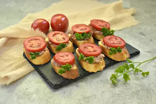 Бутерброды с печенью трески: идеальная закуска для любого случая