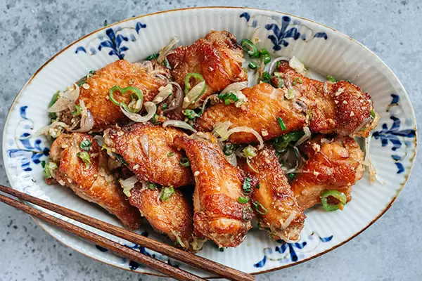 Куриные крылышки с солью и перцем: секреты идеального блюда, которое соберет гостей за столом