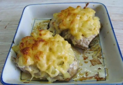 Куриные бедрышки под ананасами и сыром: нежность с экзотическим акцентом