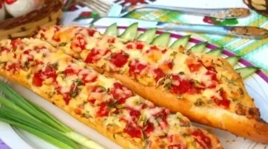 Запечённый багет с колбасой, помидорами и сыром