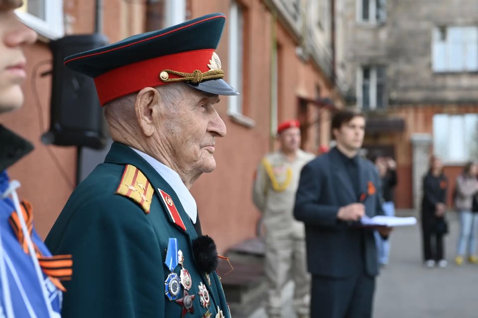Сотрудники следственного управления приняли участие в торжественном параде у дома ветерана Сотрудники следственного управления приняли участие в торжественном параде у дома ветерана