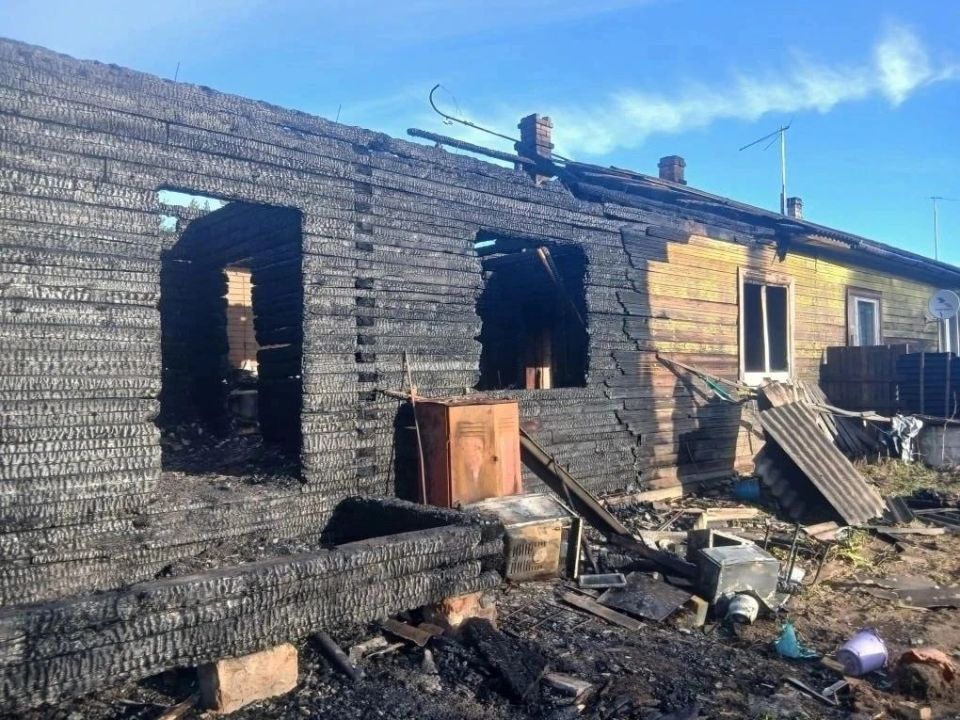 Почти три часа огнеборцы тушили пожар в жилом доме в поселке Сяпся сегодня ночью
