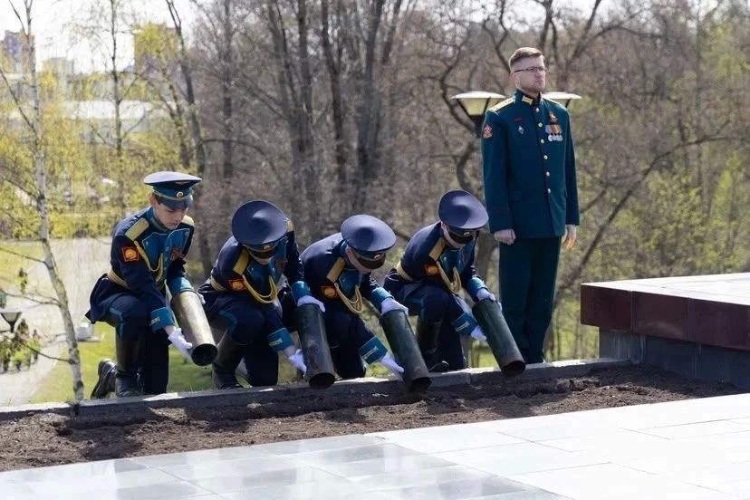В столице Карелии в память о погибших бойцах заложили землю с полей СВО В столице Карелии в память о погибших бойцах заложили землю с полей СВО