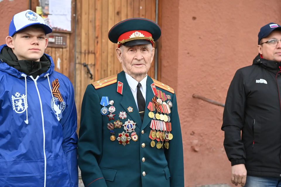 Сотрудники следственного управления приняли участие в торжественном параде у дома ветерана Сотрудники следственного управления приняли участие в торжественном параде у дома ветерана