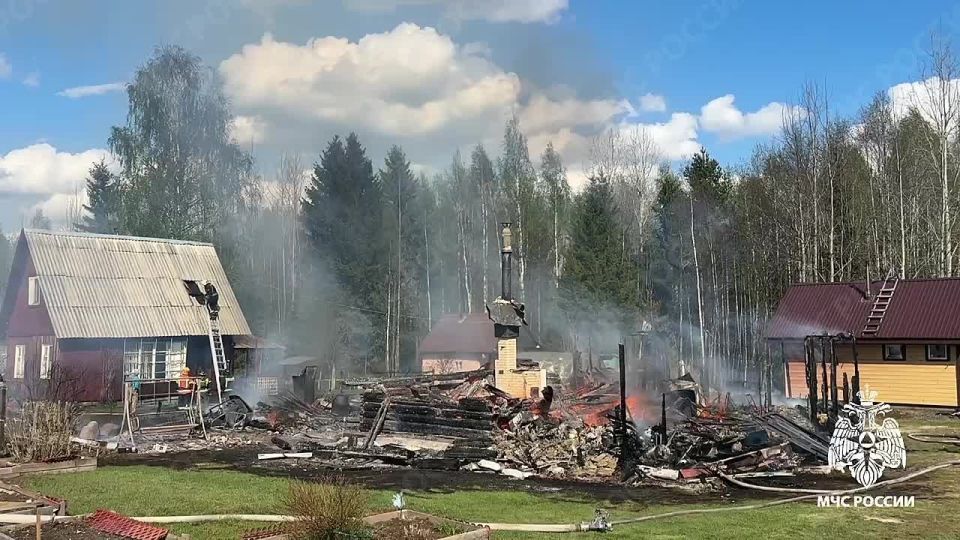 Пожар. Огнеборцы сегодня работали на месте пожара, который произошёл в частном жилом доме в Петрозаводске на улице Ильича
