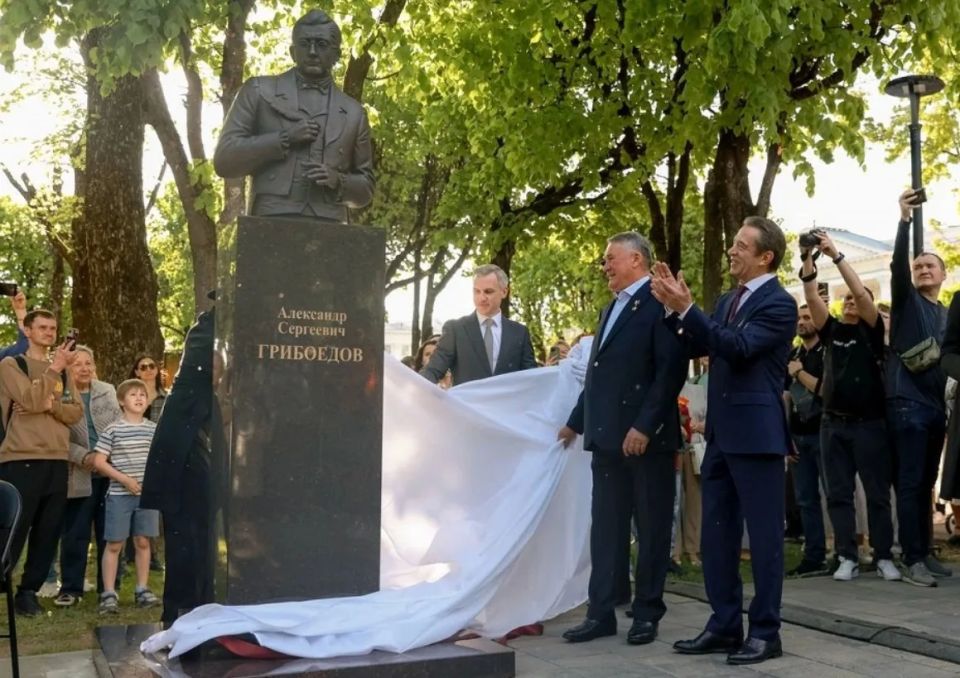 В Смоленске у драмтеатра открыли памятник Александру Грибоедову