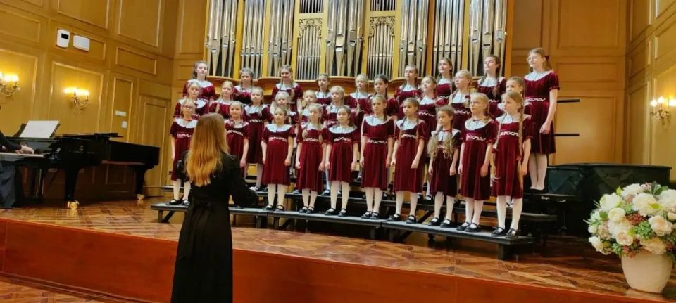 Колыхматова: Средний хор «Лаулу» Детской хоровой школы — образцовый детский коллектив художественного творчества Республики Карелия — завоевал звание лауреата I степени на VII Международном вокально-хоровом... Колыхматова: Средний хор «Лаулу» Детской хоровой школы — образцовый детский коллектив художественного творчества Республики Карелия — завоевал звание лауреата I степени на VII Международном вокально-хоровом...