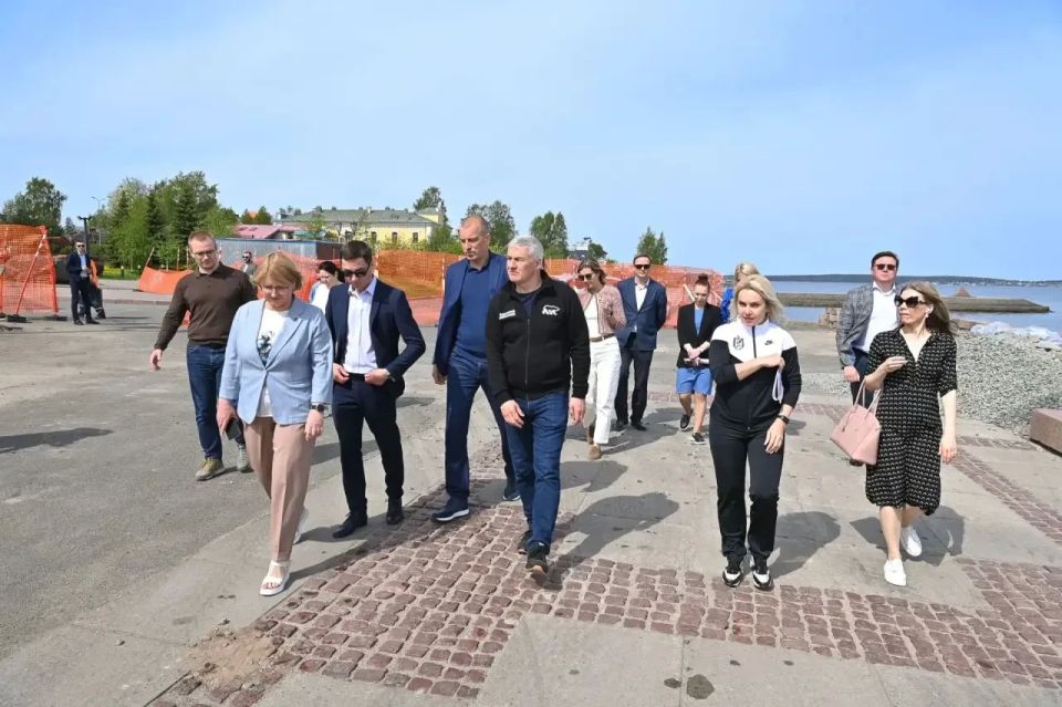 Колыхматова: Вместе с Главой Карелии Артуром Парфенчиковым, гендиректором компании «БИОЭН» Олегом Максимовым и представителями депутатского корпуса обсудили план реконструкции Онежской набережной Колыхматова: Вместе с Главой Карелии Артуром Парфенчиковым, гендиректором компании «БИОЭН» Олегом Максимовым и представителями депутатского корпуса обсудили план реконструкции Онежской набережной