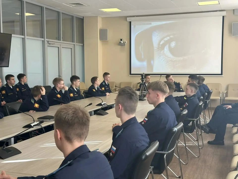 Военные следователи СК России провели профориентационный урок для кадет Военные следователи СК России провели профориентационный урок для кадет
