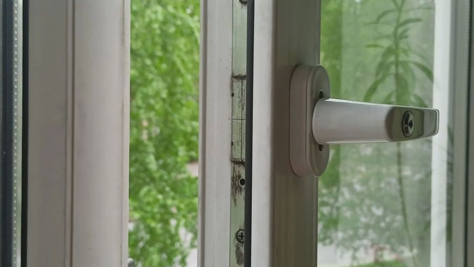 23 мая около 16:30 мальчик 2021 года рождения выпал из окна квартиры на пятом этаже многоквартирного жилого дома в Питкяранте, сообщает