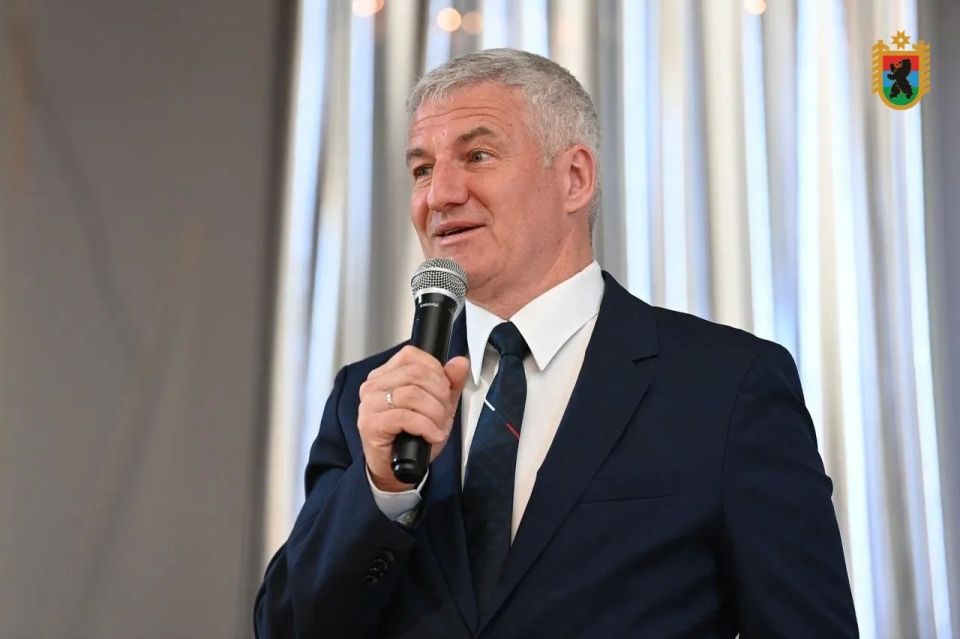Глава Карелии поздравил выпускников с днём Последнего звонка Глава Карелии поздравил выпускников с днём Последнего звонка