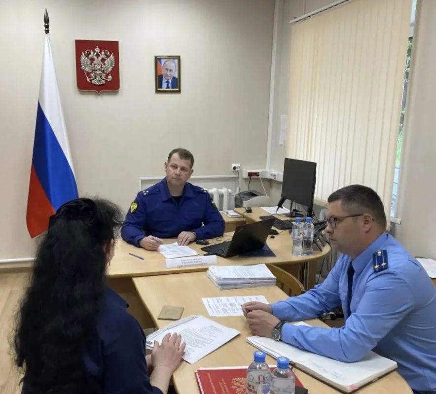 Заместитель прокурора республики Дмитрий Гаррес совершил рабочую поездку в Олонецкий район, Питкярантский и Лахденпохский округа, в ходе которой провел приемы граждан Заместитель прокурора республики Дмитрий Гаррес совершил рабочую поездку в Олонецкий район, Питкярантский и Лахденпохский округа, в ходе которой провел приемы граждан
