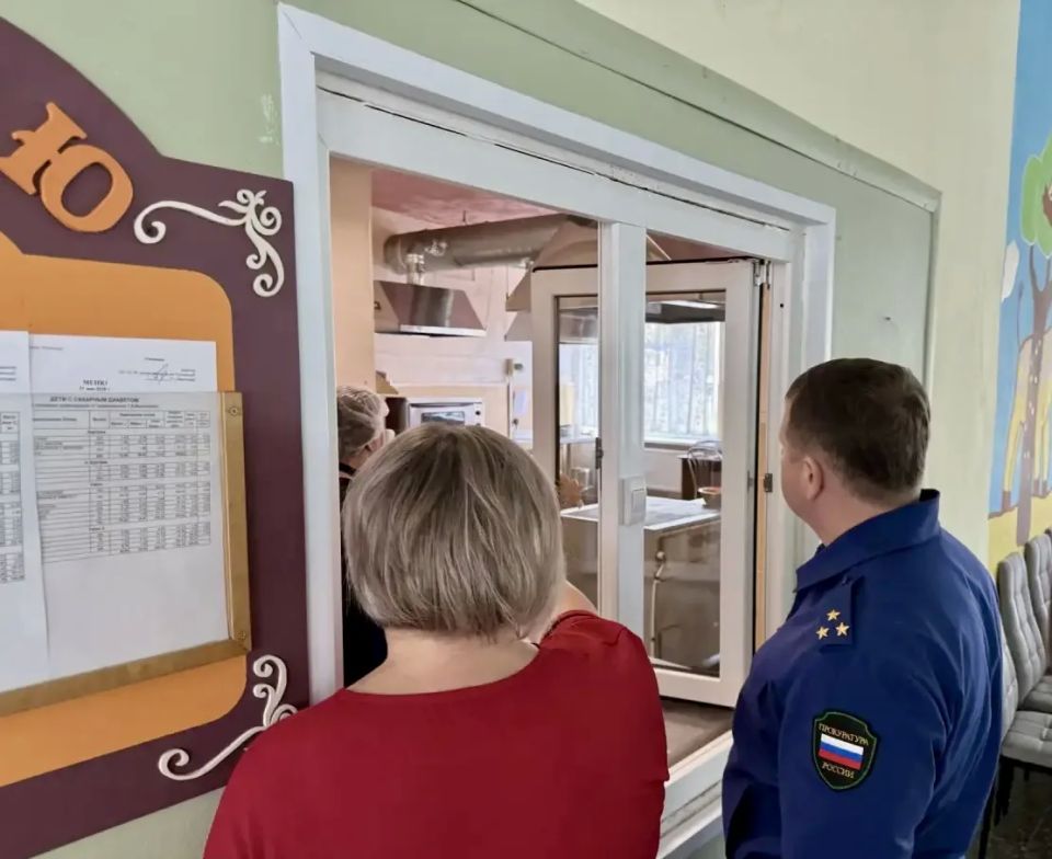 Заместитель прокурора республики Дмитрий Гаррес совершил рабочую поездку в Олонецкий район, Питкярантский и Лахденпохский округа, в ходе которой провел приемы граждан Заместитель прокурора республики Дмитрий Гаррес совершил рабочую поездку в Олонецкий район, Питкярантский и Лахденпохский округа, в ходе которой провел приемы граждан
