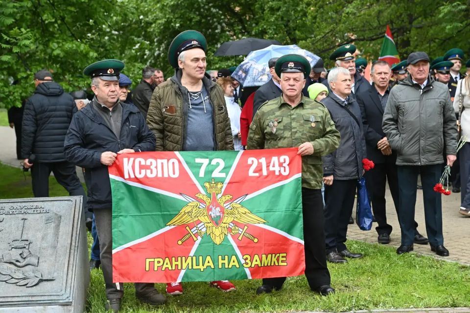 Артур Парфенчиков: «…И вновь пограничную службу несем, И вновь на приказ отвечаем мы: «Есть!»… Артур Парфенчиков: «…И вновь пограничную службу несем, И вновь на приказ отвечаем мы: «Есть!»…