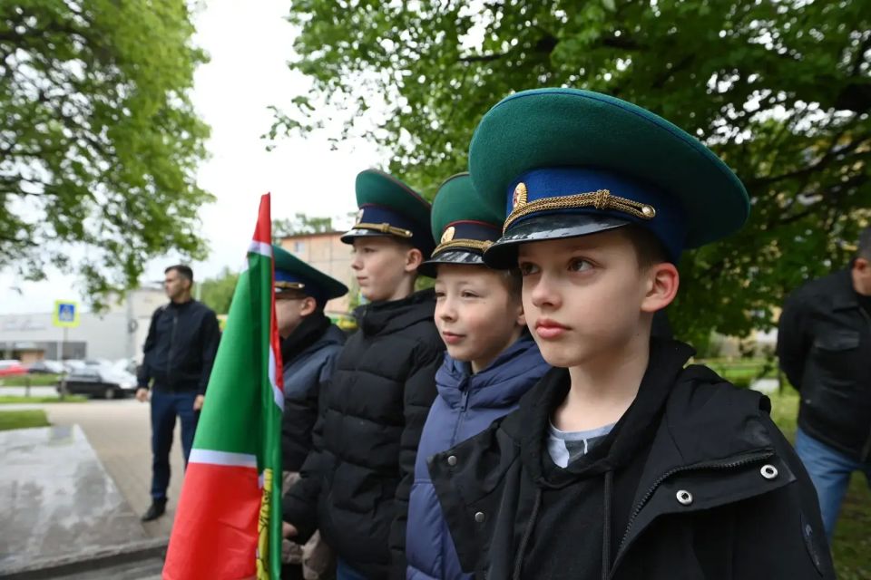 Артур Парфенчиков: «…И вновь пограничную службу несем, И вновь на приказ отвечаем мы: «Есть!»… Артур Парфенчиков: «…И вновь пограничную службу несем, И вновь на приказ отвечаем мы: «Есть!»…