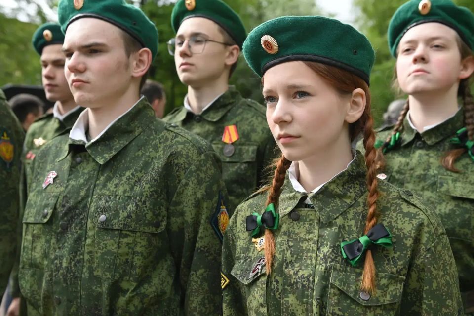 Артур Парфенчиков: «…И вновь пограничную службу несем, И вновь на приказ отвечаем мы: «Есть!»… Артур Парфенчиков: «…И вновь пограничную службу несем, И вновь на приказ отвечаем мы: «Есть!»…