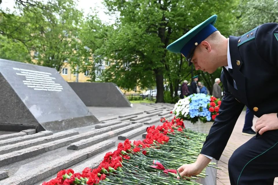 Артур Парфенчиков: «…И вновь пограничную службу несем, И вновь на приказ отвечаем мы: «Есть!»… Артур Парфенчиков: «…И вновь пограничную службу несем, И вновь на приказ отвечаем мы: «Есть!»…