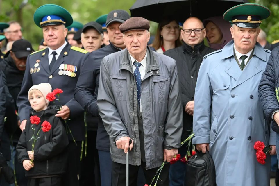 Артур Парфенчиков: «…И вновь пограничную службу несем, И вновь на приказ отвечаем мы: «Есть!»… Артур Парфенчиков: «…И вновь пограничную службу несем, И вновь на приказ отвечаем мы: «Есть!»…