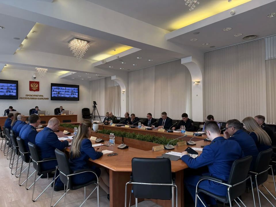 В прокуратуре Республики Карелия под председательством исполняющего обязанности прокурора республики Сергея Спиридонова состоялось координационное совещание руководителей правоохранительных органов региона, посвященное...