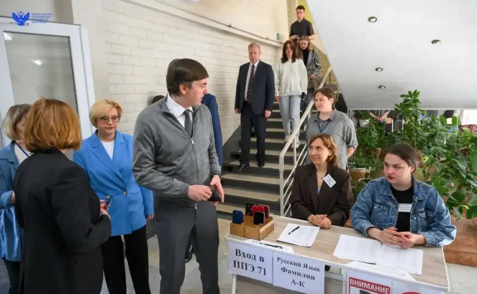 Сергей Кравцов оценил работу одного из пунктов проведения ЕГЭ в Петрозаводске Сергей Кравцов оценил работу одного из пунктов проведения ЕГЭ в Петрозаводске