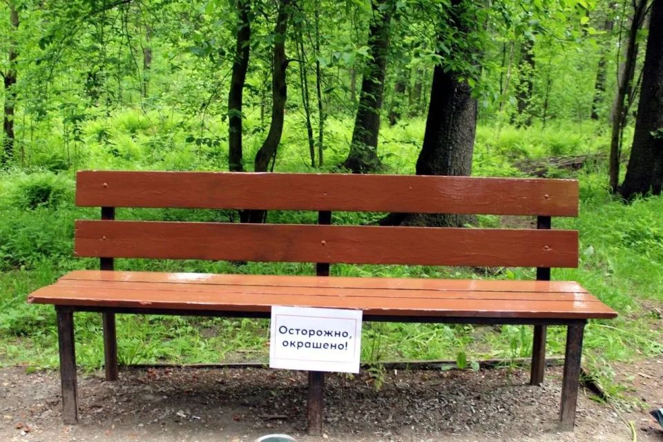 В парке «Лесной Ключ» в Петрозаводске обновили скамейки