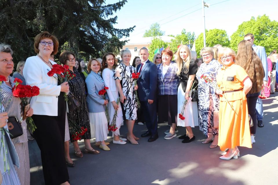 В День Республики Карелия парламентарии возложили цветы к Вечному огню В День Республики Карелия парламентарии возложили цветы к Вечному огню