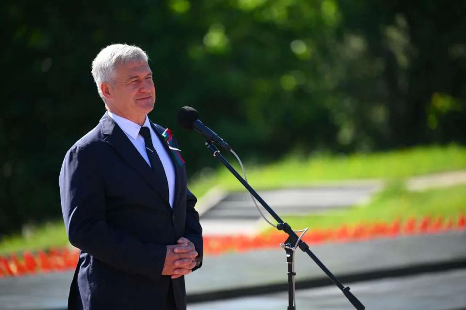 В День Республики Карелия парламентарии возложили цветы к Вечному огню В День Республики Карелия парламентарии возложили цветы к Вечному огню