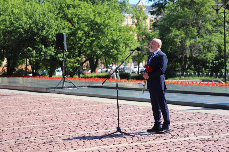 В День Республики Карелия парламентарии возложили цветы к Вечному огню В День Республики Карелия парламентарии возложили цветы к Вечному огню