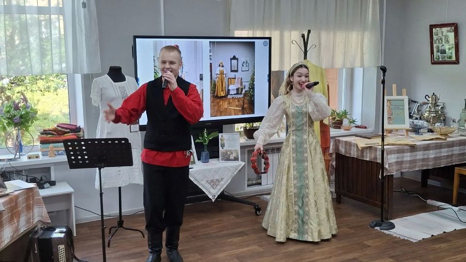 Выставку, посвященную народному костюму, открыли в Пряже Выставку, посвященную народному костюму, открыли в Пряже