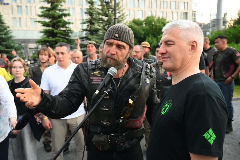 Артур Парфенчиков: Капсула с землёй из Звёздного городка будет украшать площадь Гагарина в Петрозаводске Артур Парфенчиков: Капсула с землёй из Звёздного городка будет украшать площадь Гагарина в Петрозаводске