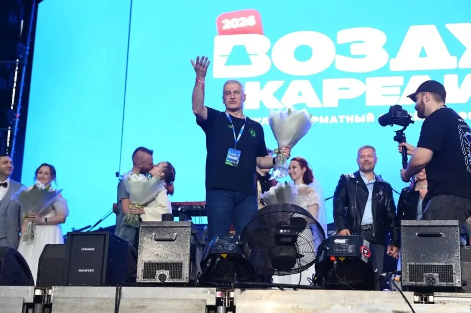 Артур Парфенчиков: Друзья, только что поприветствовал участников 21-го фестиваля «Воздух Карелии» на аэродроме «Пески» Артур Парфенчиков: Друзья, только что поприветствовал участников 21-го фестиваля «Воздух Карелии» на аэродроме «Пески»