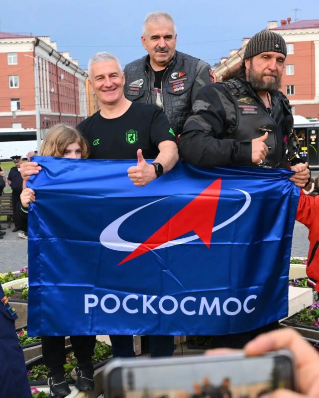 Капсула с землёй из Звёздного городка украсила площадь Гагарина Капсула с землёй из Звёздного городка украсила площадь Гагарина