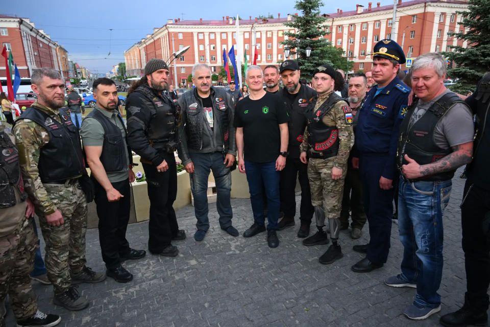 Артур Парфенчиков: Капсула с землёй из Звёздного городка будет украшать площадь Гагарина в Петрозаводске Артур Парфенчиков: Капсула с землёй из Звёздного городка будет украшать площадь Гагарина в Петрозаводске