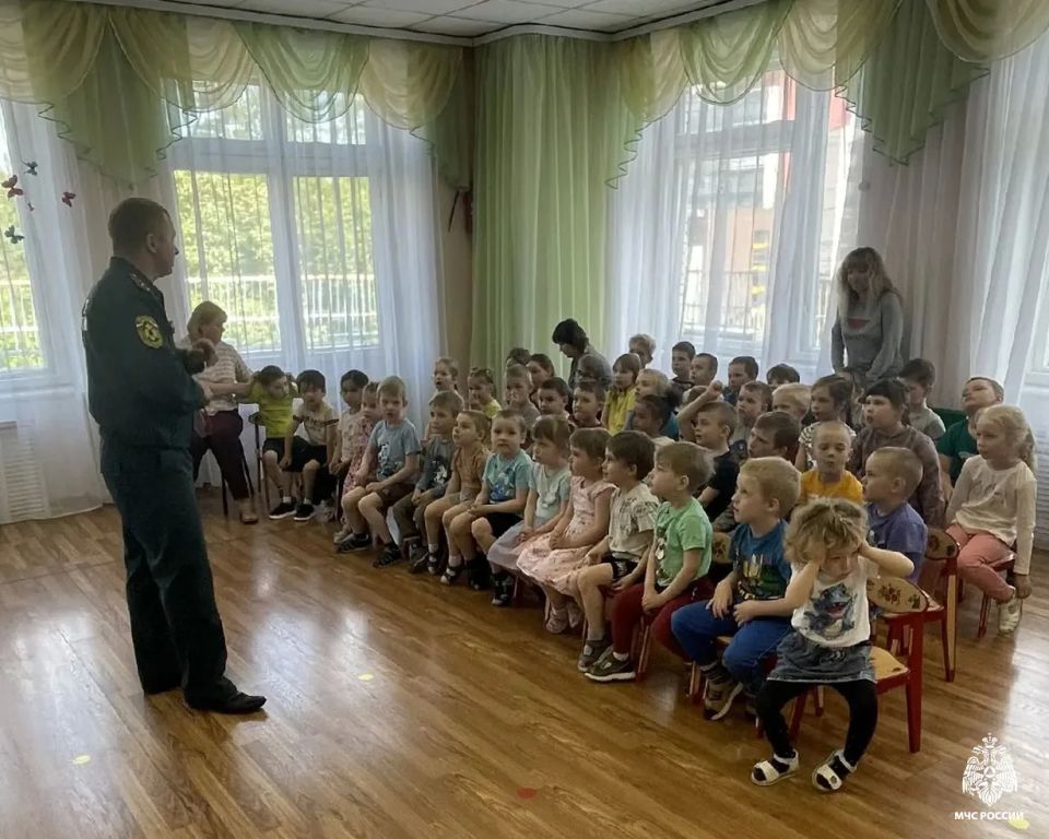 Воспитанники детского сада посмотрели на боёвку пожарного Воспитанники детского сада посмотрели на боёвку пожарного