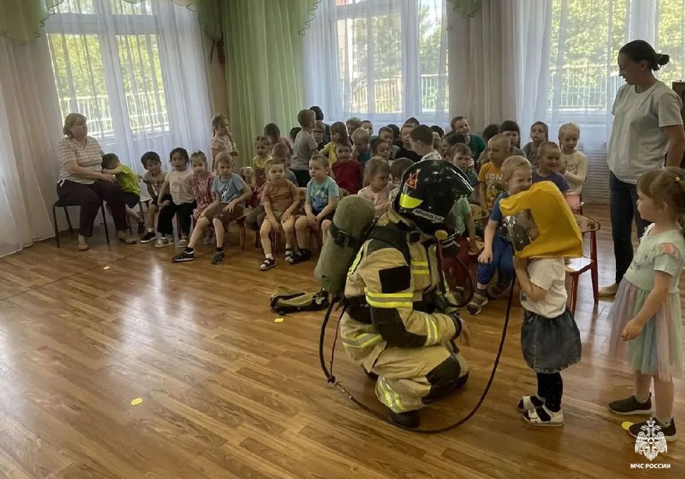 Воспитанники детского сада посмотрели на боёвку пожарного Воспитанники детского сада посмотрели на боёвку пожарного